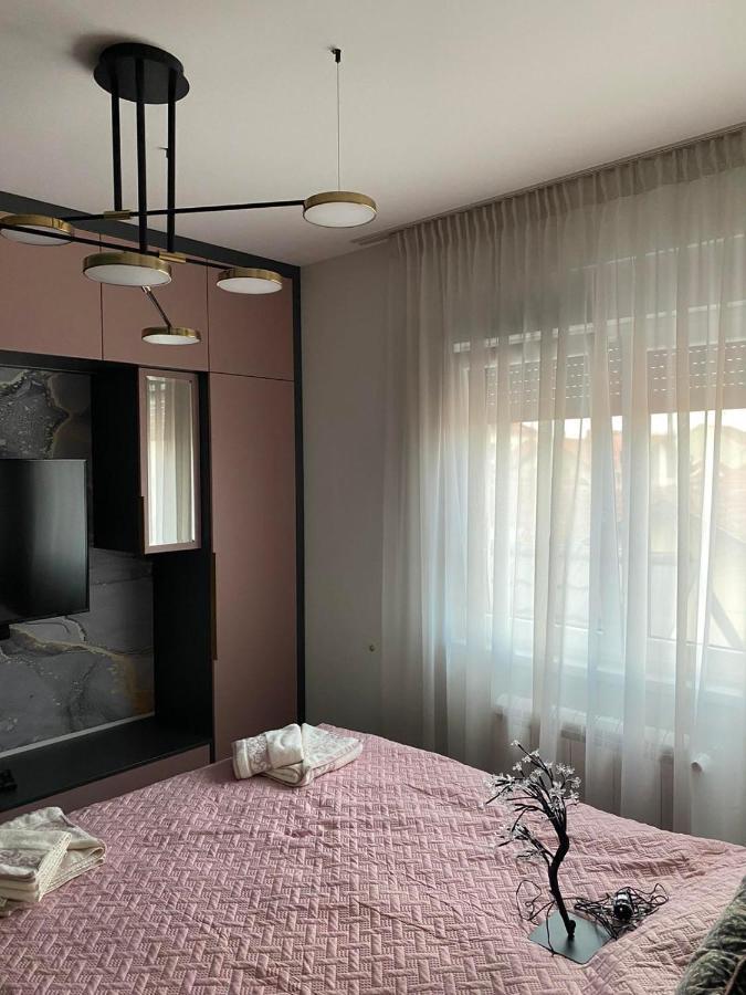 Apartamento Gold Lux Čačak Exterior foto